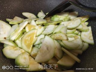 西葫芦炒肉片的做法步骤：2