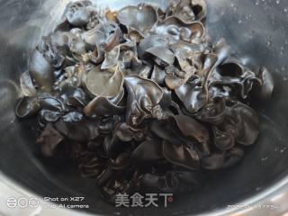 木耳炒肉片的做法步骤：2