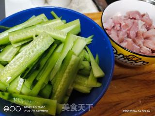 黄瓜炒肉片的做法步骤：1