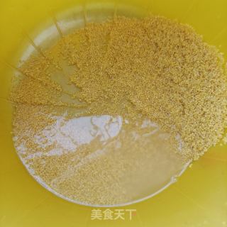 柳叶黑面肉丁包的做法步骤：1