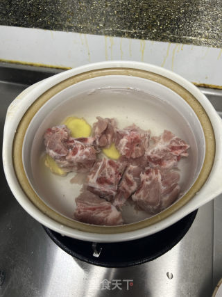 排骨萝卜汤的做法步骤：1