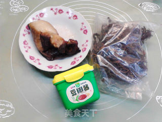 酱香菜干腊肉莜面包子的做法步骤：1