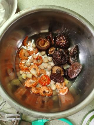 何小侠猪皮鱼膘煲的做法步骤：2