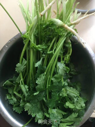 香菜肉丸汤的做法步骤：2
