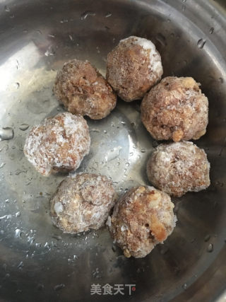 香菜肉丸汤的做法步骤：1