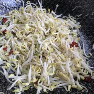 核桃油炒小豆芽的做法步骤：6