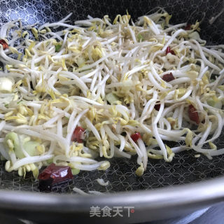 核桃油炒小豆芽的做法步骤：5