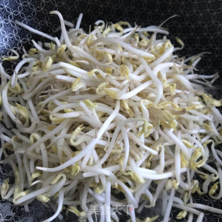 核桃油炒小豆芽的做法步骤：4