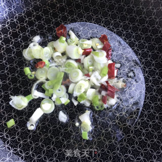 核桃油炒小豆芽的做法步骤：3
