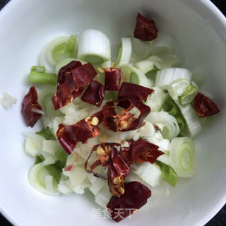 核桃油炒小豆芽的做法步骤：2