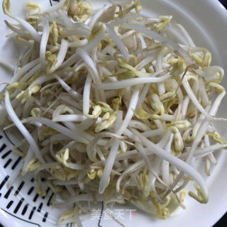 核桃油炒小豆芽的做法步骤：1