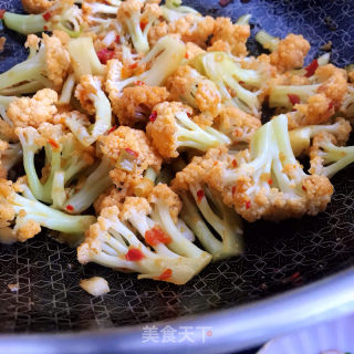 蒜蓉辣酱炒菜花的做法步骤：6