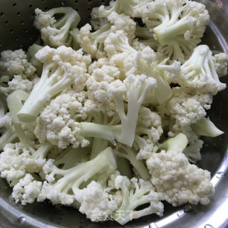 蒜蓉辣酱炒菜花的做法步骤：1