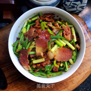 双椒蒜苔炒腊肉的做法步骤：9