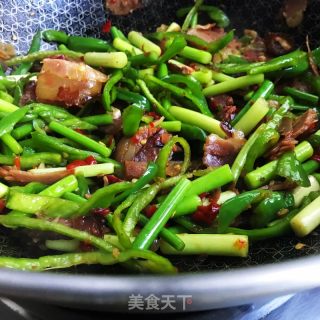 双椒蒜苔炒腊肉的做法步骤：7