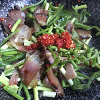 双椒蒜苔炒腊肉的做法步骤：6