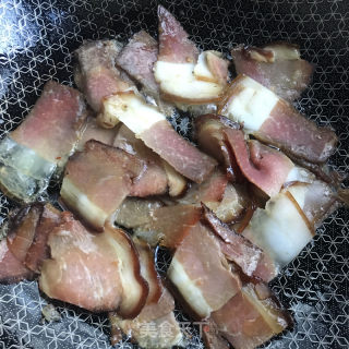 双椒蒜苔炒腊肉的做法步骤：4