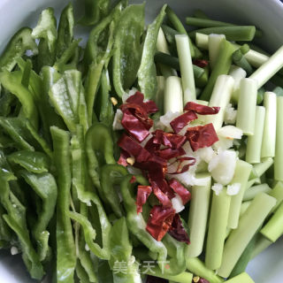 双椒蒜苔炒腊肉的做法步骤：3