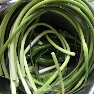 双椒蒜苔炒腊肉的做法步骤：1