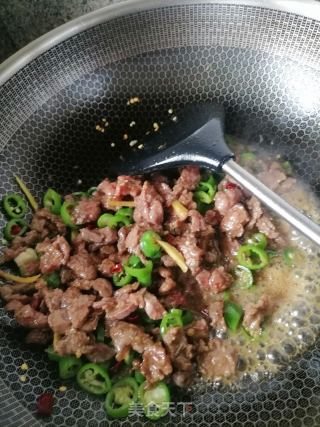 青椒炒牛肉的做法步骤：7