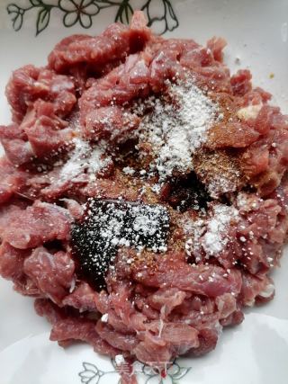 青椒炒牛肉的做法步骤：2