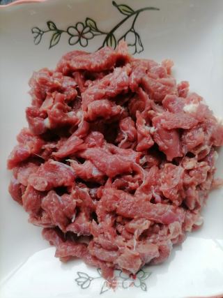 青椒炒牛肉的做法步骤：1