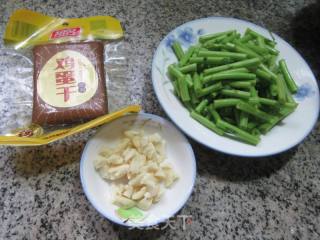 鸡蛋干炒空心菜梗的做法步骤：1