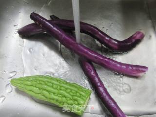 苦瓜炒茄子的做法步骤：2