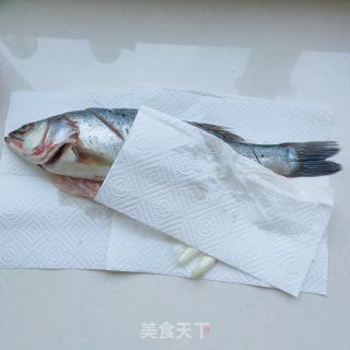 酱香鲈鱼的做法步骤：2