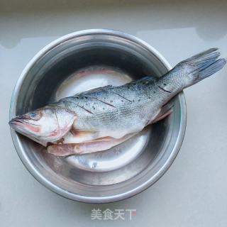 酱香鲈鱼的做法步骤：1