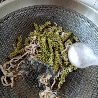 肉丝炒核桃花的做法步骤：15