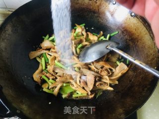 蘑菇蒜苔炒肉片的做法步骤：13