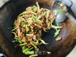 蘑菇蒜苔炒肉片的做法步骤：12