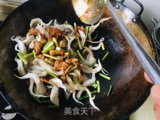 蘑菇蒜苔炒肉片的做法步骤：11