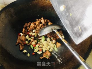 蘑菇蒜苔炒肉片的做法步骤：9