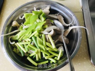 蘑菇蒜苔炒肉片的做法步骤：3