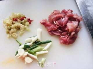 蘑菇蒜苔炒肉片的做法步骤：2
