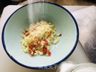 蒜蓉辣酱拌手撕鸡脯肉的做法步骤：1