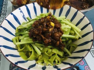 菠菜香菇炸酱面的做法步骤：16