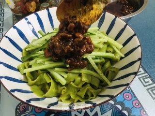 菠菜香菇炸酱面的做法步骤：15