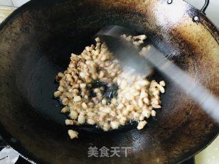 菠菜香菇炸酱面的做法步骤：2