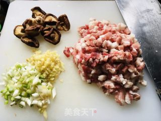 菠菜香菇炸酱面的做法步骤：1
