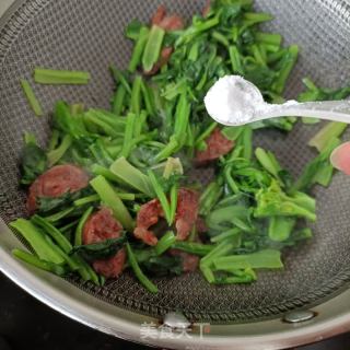 麻辣肠炒菠菜杆的做法步骤：11