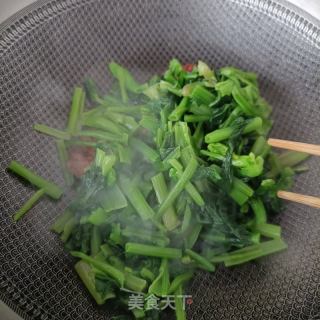 麻辣肠炒菠菜杆的做法步骤：10
