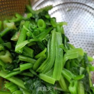 麻辣肠炒菠菜杆的做法步骤：8