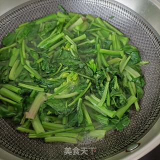 麻辣肠炒菠菜杆的做法步骤：7