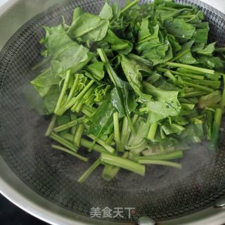 麻辣肠炒菠菜杆的做法步骤：6