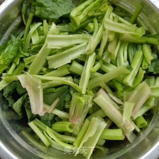 麻辣肠炒菠菜杆的做法步骤：2