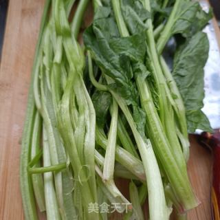 麻辣肠炒菠菜杆的做法步骤：1