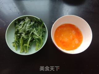 茼蒿煎鸡蛋的做法步骤：1